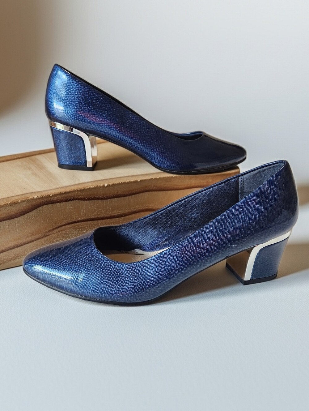 Soft Style by Hush Puppies Women's Deanna Dress Pump Navy/Silver Shoes Sz 8.5W